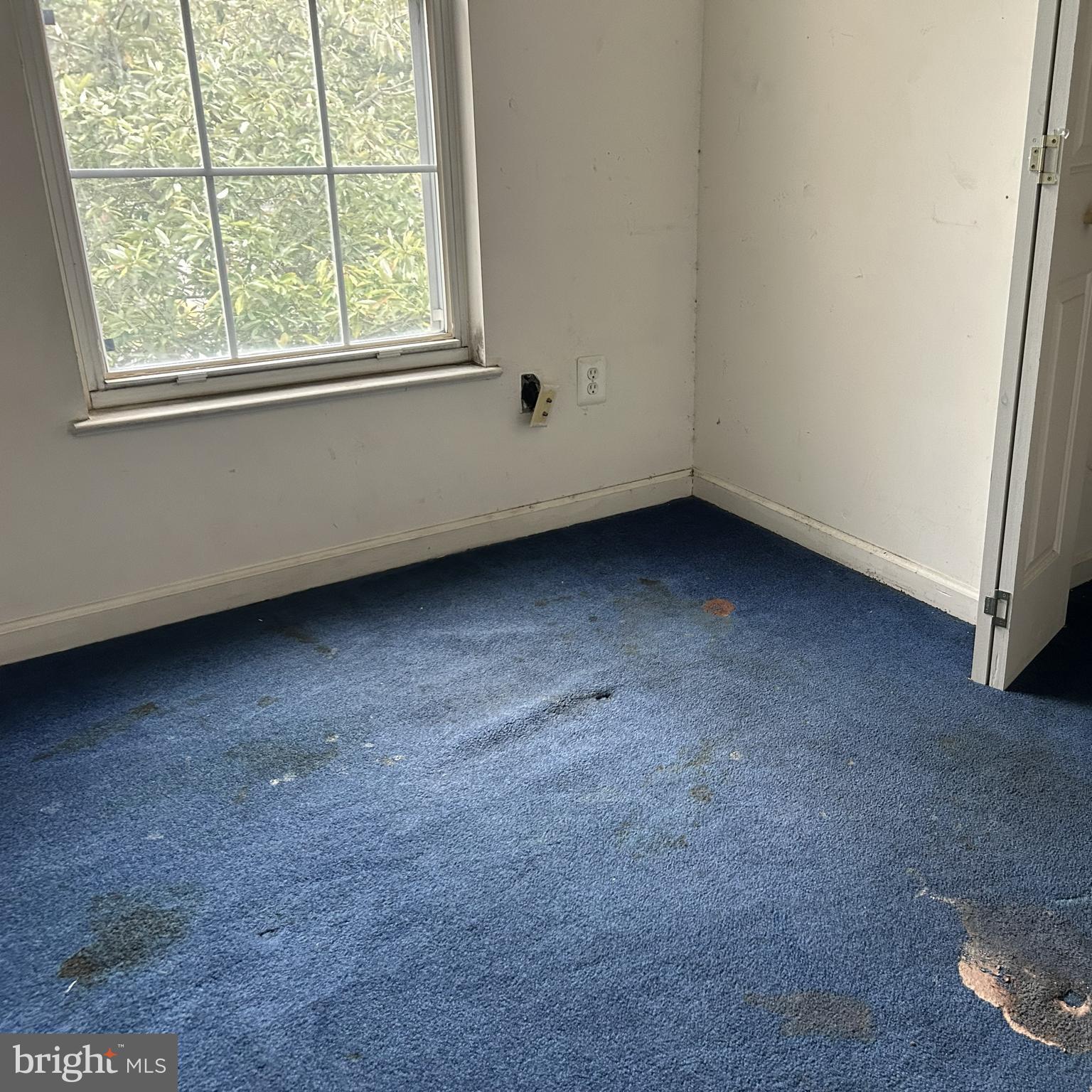 2024 South Anvil Lane Temple Hills, MD 20748 - Photo 7 of 9 an empty room with a window