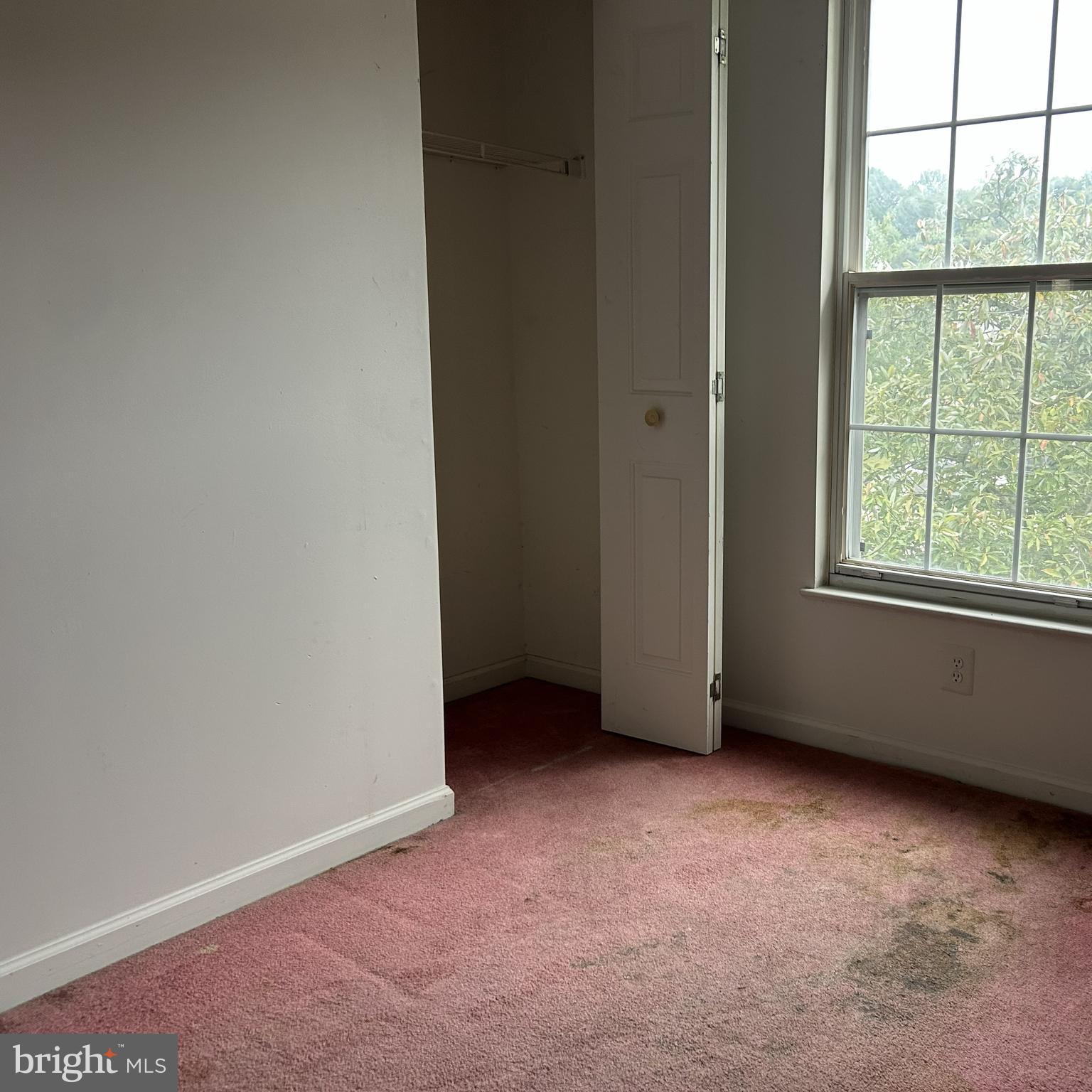 2024 South Anvil Lane Temple Hills, MD 20748 - Photo 8 of 9 an empty room with a window