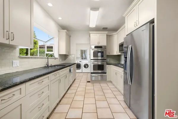 $11,995 | 120 South Poinsettia Place, Los Angeles, CA 90036