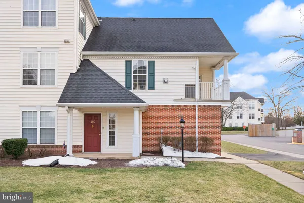 $439,900 | 25240 Lake Shore Square, Unit 200, Chantilly, VA 20152