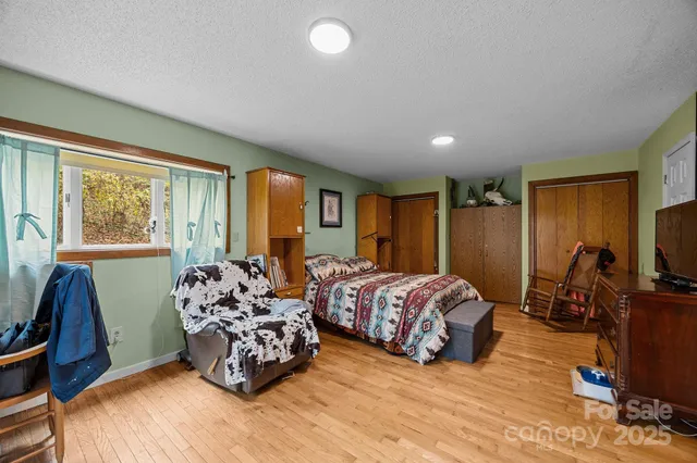 a bed room with two bed and a window