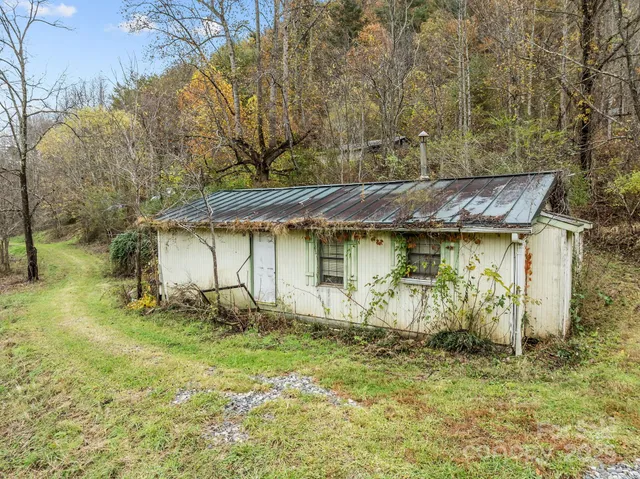 a view of a barn in the middle of a yard
