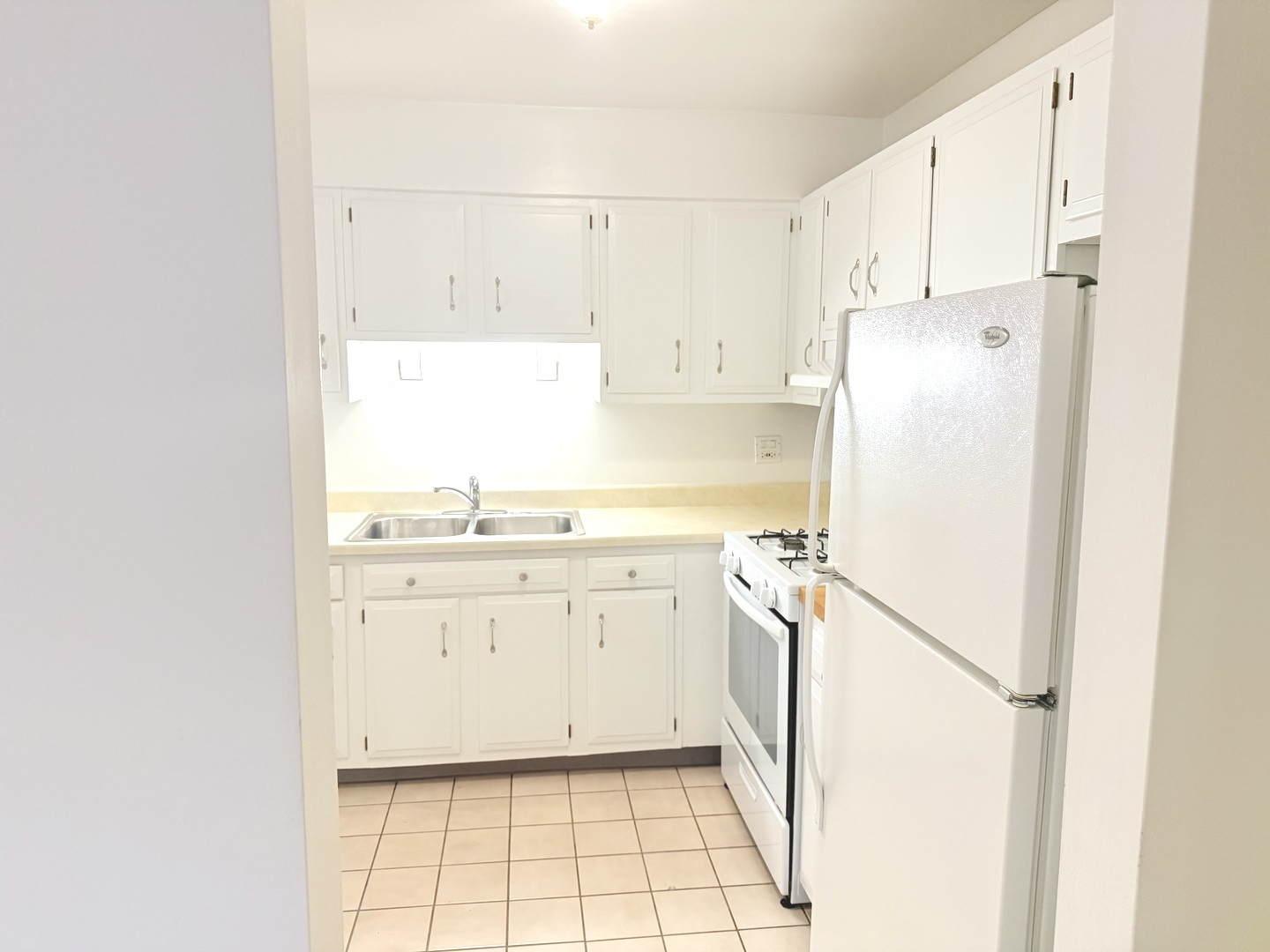 3531 East Central Road, Unit 101 Des Plaines, IL 60025 - Photo 6 of 15 a utility room with cabinets washer and dryer