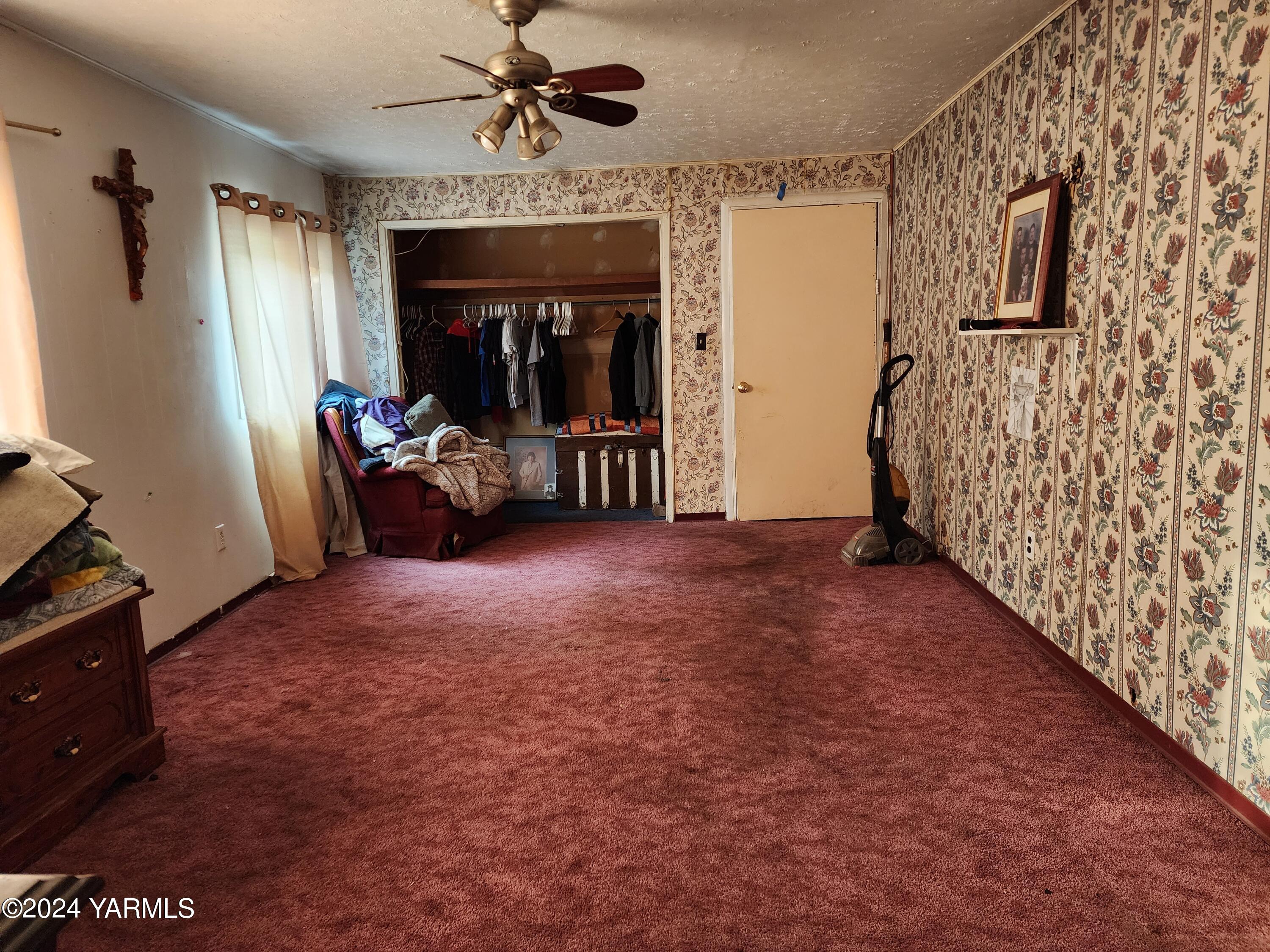 36 East 3rd Avenue Toppenish, WA 98948 - Photo 16 of 20 a view of livingroom with furniture and a ceiling fan