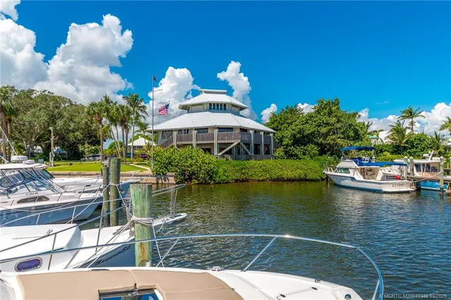 a view of a house with entryway