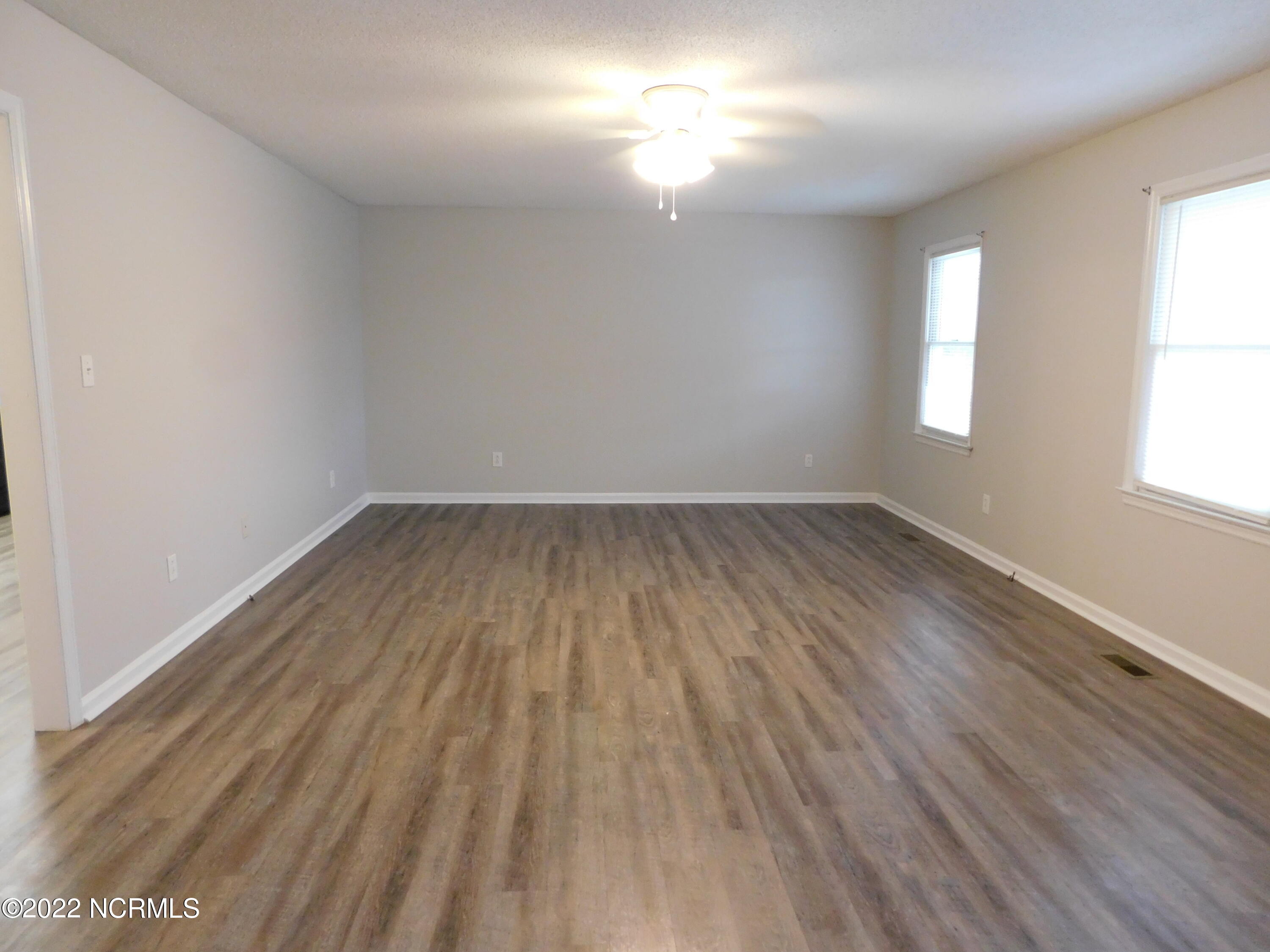 811 Outlaw Road Dudley, NC 28333 - Photo 14 of 27 Large Living Rom