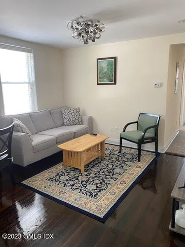 $2,800 | 60 Oakridge Street, Unit 2N, Greenwich, CT 06830