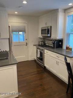 $2,800 | 60 Oakridge Street, Unit 2N, Greenwich, CT 06830