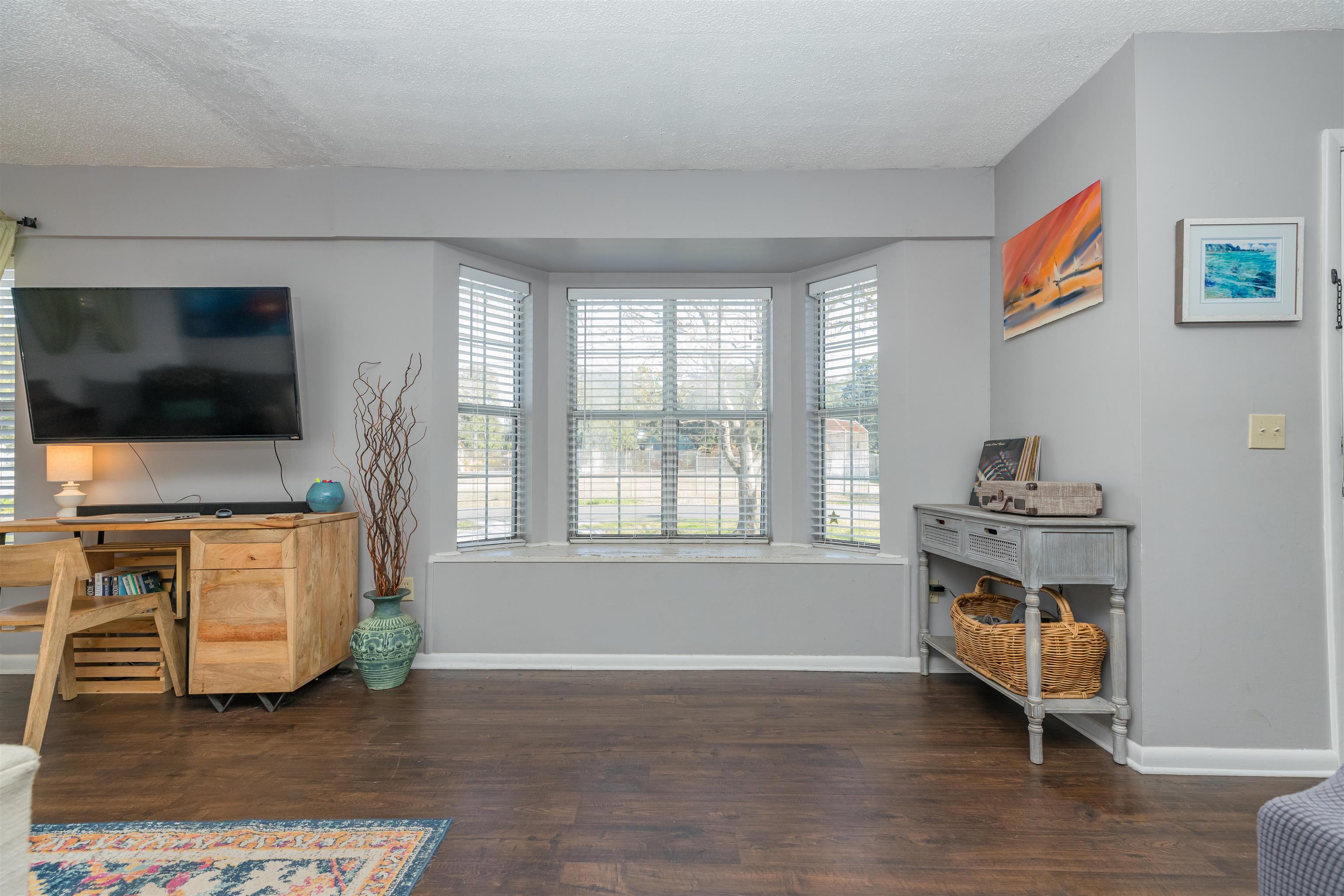 802 Royal Road St. Augustine, FL 32086 - Photo 10 of 47 a living room with furniture and a flat screen tv