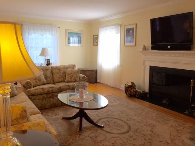 148 Gerdes Road New Canaan, CT 06840 - Photo 8 of 26 Living room