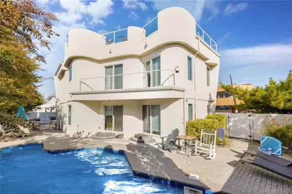 a picture of a wall with a white wall and a white wall