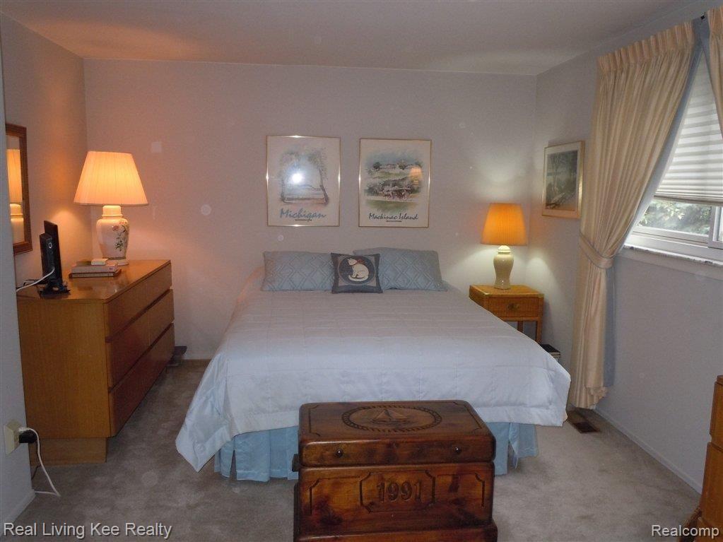 827 Hampton Circle Rochester, MI 48307 - Photo 10 of 21 Master Bedroom.jpg