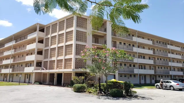 $1,650 | 950 Hillcrest Drive, Unit 207, Hollywood, FL 33021