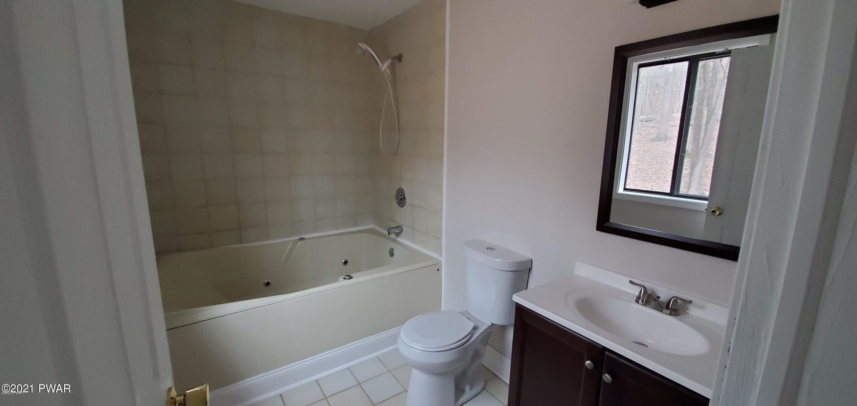 350 Crewe Court Bushkill, PA 18324 - Photo 5 of 9