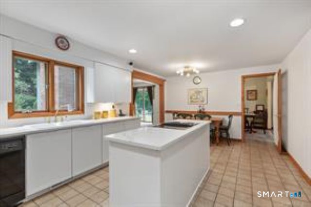 29 Pease Road Woodbridge, CT 06525 - Photo 3 of 19