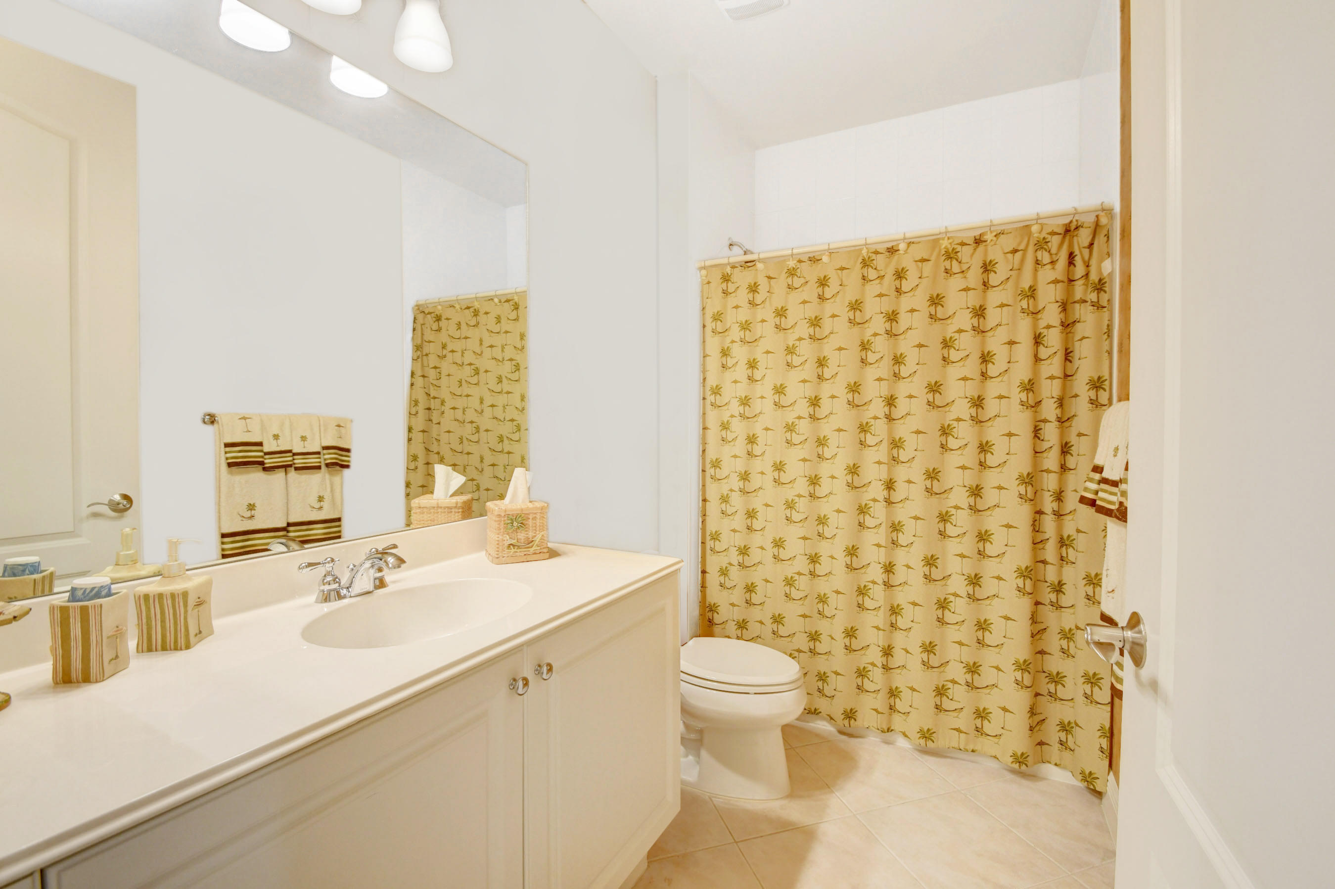 609 Northeast Rossetti Lane Boca Raton, FL 33487 - Photo 7 of 41 Private Bath For Guest