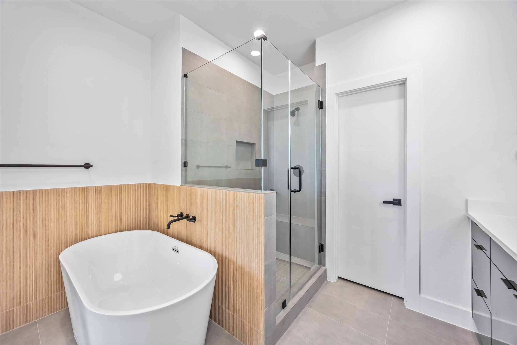 6735 Peerless Street, Unit C Houston, TX 77021 - Photo 17 of 27 a bathroom with a sink a mirror and a bathtub
