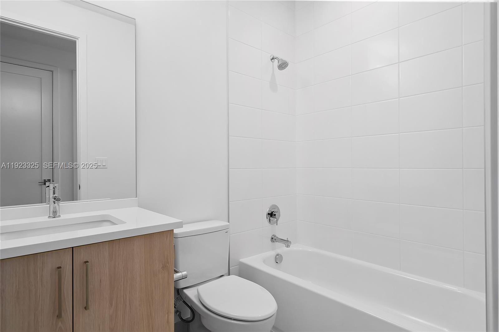 9362 Tulip Leaf Court, Unit 9362 Boca Raton, FL 33434 - Photo 45 of 80 a bathroom with a sink toilet and bathtub