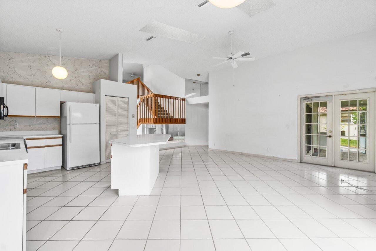 8501 Windy Circle Boynton Beach, FL 33472 - Photo 11 of 33 Kitchen/Living room