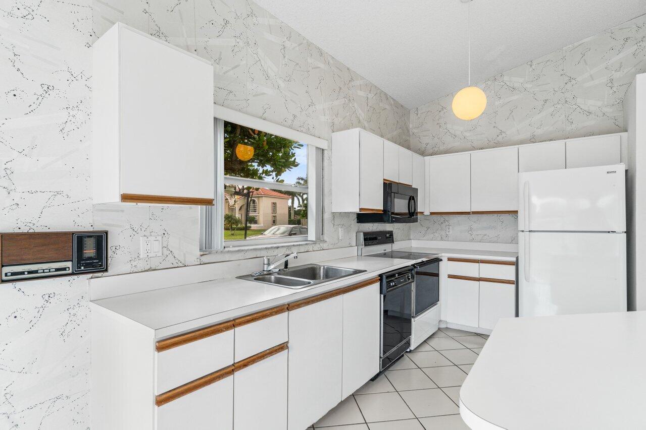 8501 Windy Circle Boynton Beach, FL 33472 - Photo 12 of 33 Kitchen