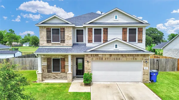$359,900 | 2423 Ridgewood Drive, West Columbia, TX 77486