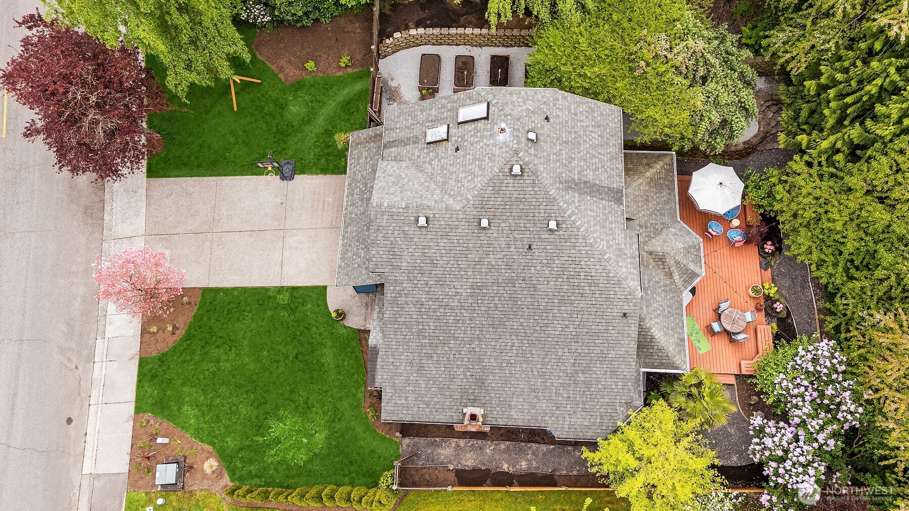 4938 Narbeck Avenue Everett, WA 98203 - Photo 35 of 40 a aerial view of a house with a yard and garden