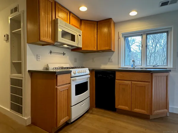 $1,600 | 592 Horse Pond Road, Madison, CT 06443