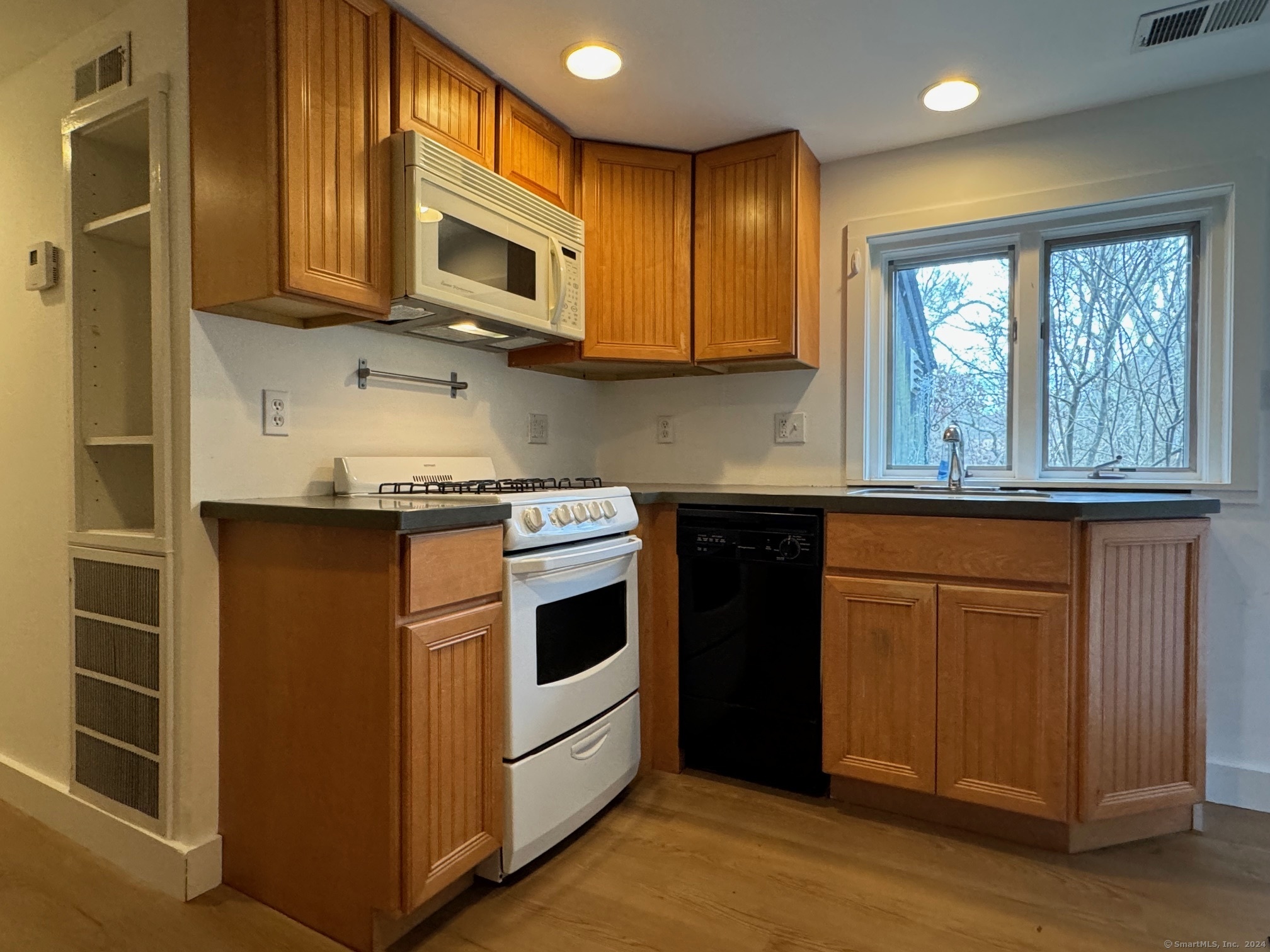 592 Horse Pond Road Madison, CT 06443 - Photo 12 of 33