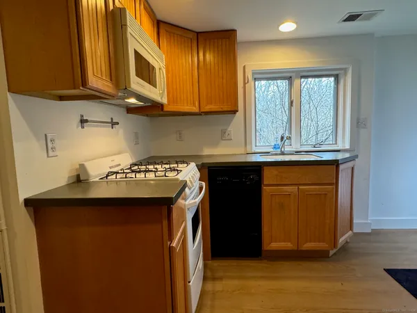 $1,600 | 592 Horse Pond Road, Madison, CT 06443