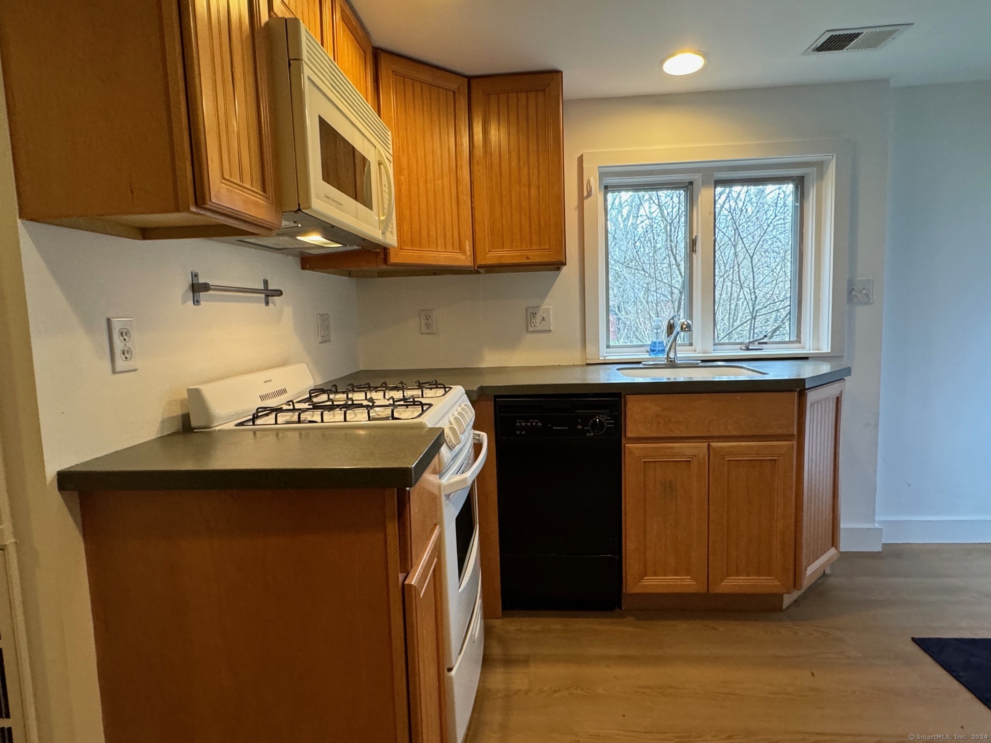 592 Horse Pond Road Madison, CT 06443 - Photo 13 of 33