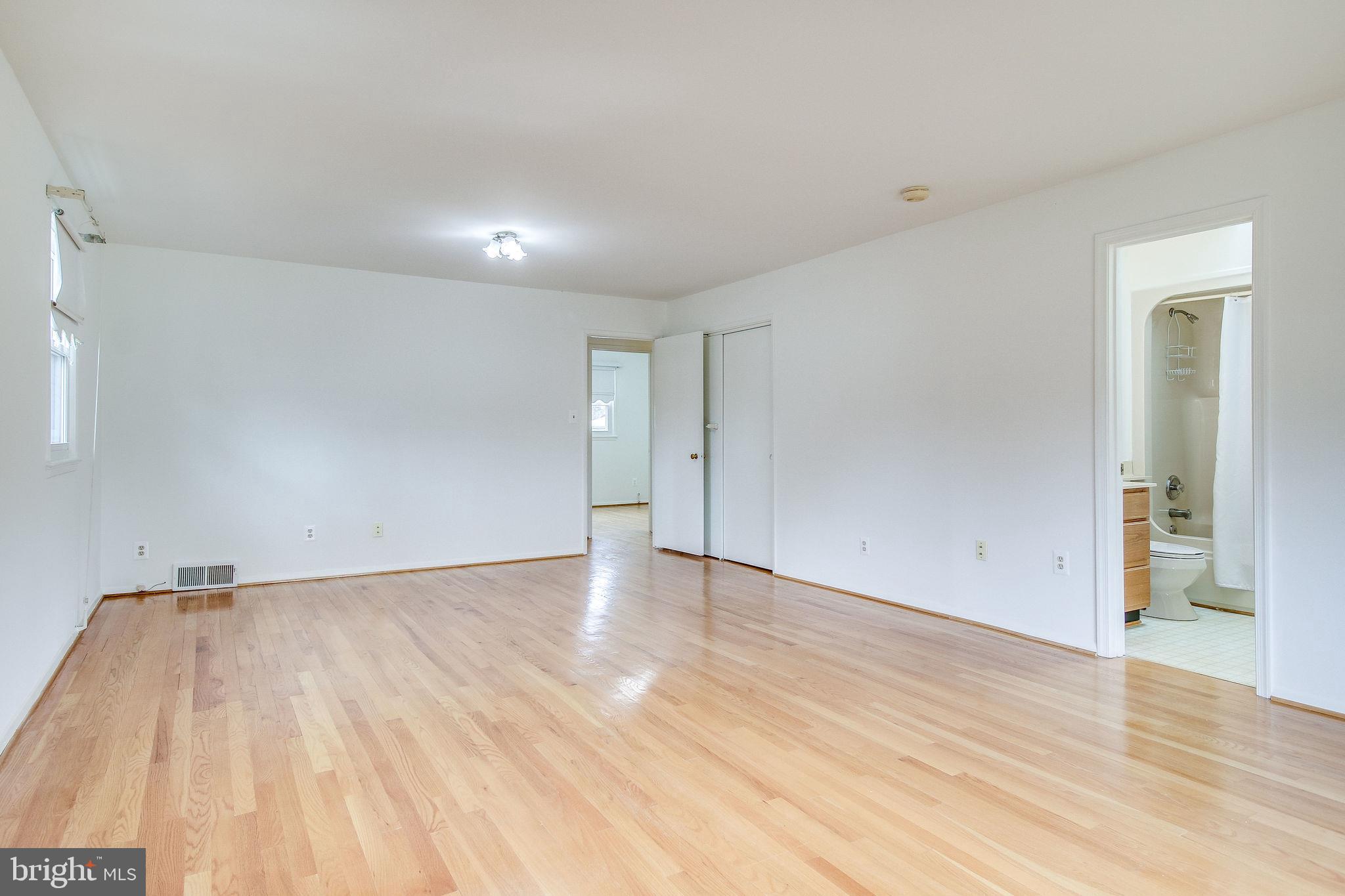 7421 Grace Street Springfield, VA 22150 - Photo 6 of 32 MBR (23 x 15)/BATH W/SKYLIGHT/WALK-IN CLOSET