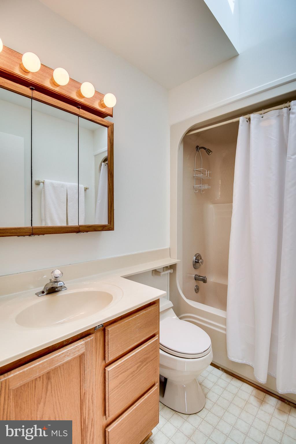 7421 Grace Street Springfield, VA 22150 - Photo 8 of 32 MBR WITH FULL BATH AND SKYLIGHT