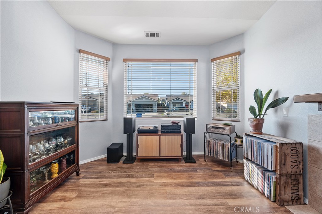 121 Headwaters Road Templeton, CA 93465 - Photo 7 of 37 Living room