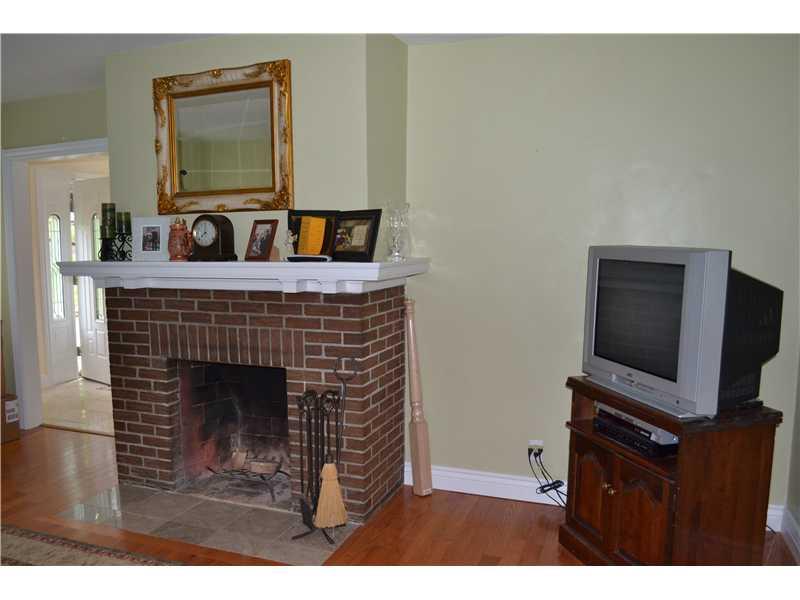 1220 Center Road Monaca, PA 15061 - Photo 9 of 25 Living Room.