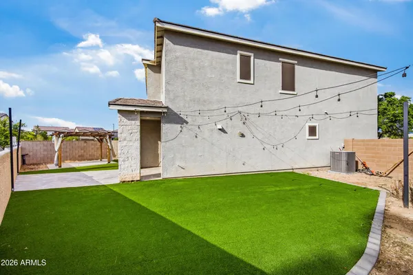 a view of back yard of the house