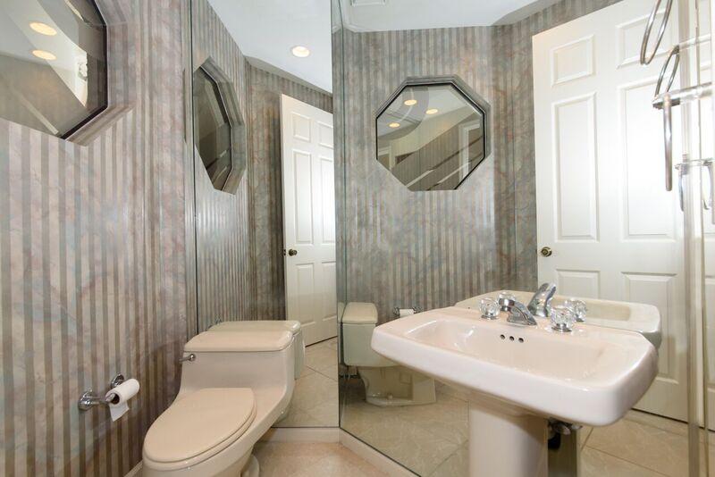 7674 La Corniche Circle Boca Raton, FL 33433 - Photo 12 of 26 bathroom 2