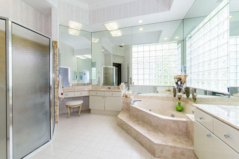 7674 La Corniche Circle Boca Raton, FL 33433 - Photo 13 of 26 bathroom 3
