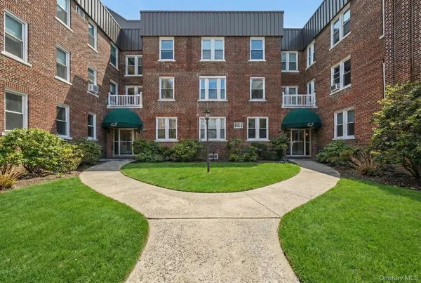 $279,999 | 185 Atlantic Avenue, Unit C1, Lynbrook, NY 11563