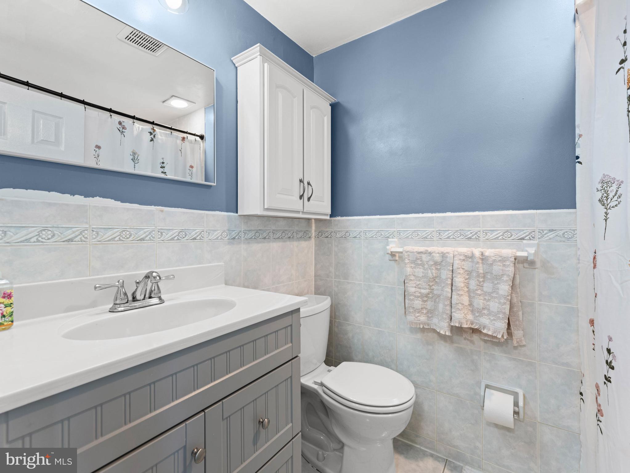 10839 Rayland Road Philadelphia, PA 19154 - Photo 19 of 30 a bathroom with a sink toilet and mirror
