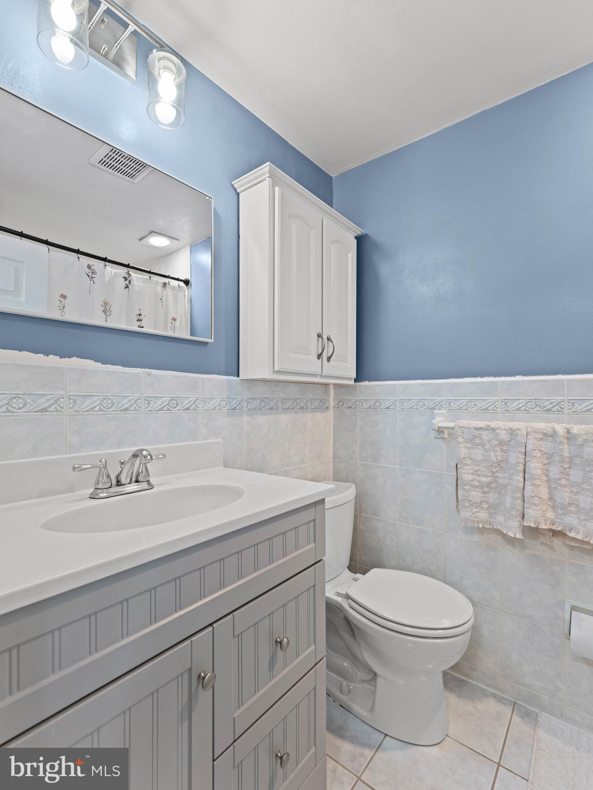 10839 Rayland Road Philadelphia, PA 19154 - Photo 20 of 30 a bathroom with a toilet a sink and mirror