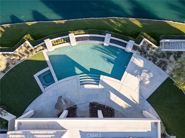 a view of entryway with a flower garden