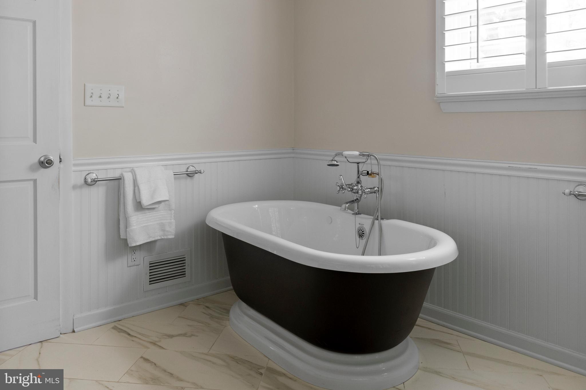 431 Ferry Point Road Annapolis, MD 21403 - Photo 21 of 37 Primary Bath with Soaking Tub