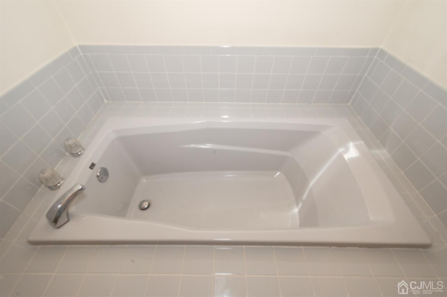 302 Pegasus Road Piscataway, NJ 08854 - Photo 21 of 27 a bathroom with a bathtub