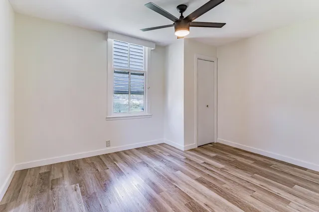 a view of a livingroom with closet