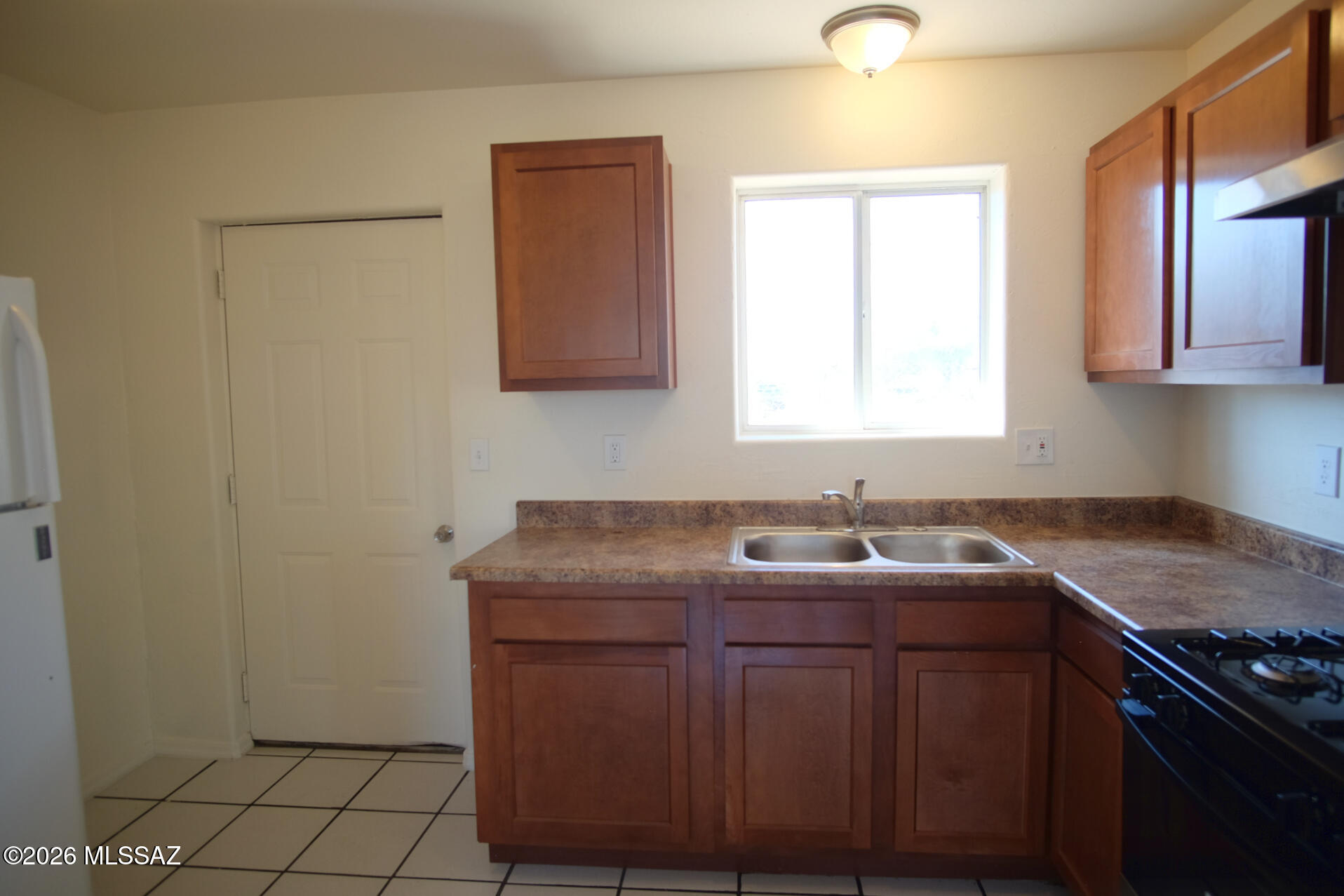 345 East Delta Road Tucson, AZ 85706 - Photo 33 of 45 a kitchen with a sink and cabinets