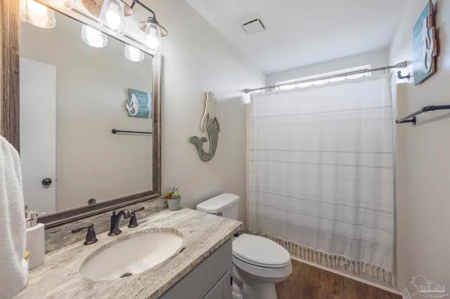 a view of a house with backyard and garden