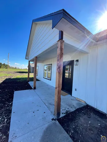 $279,900 | 206 Hickory Street, Americus, KS 66835