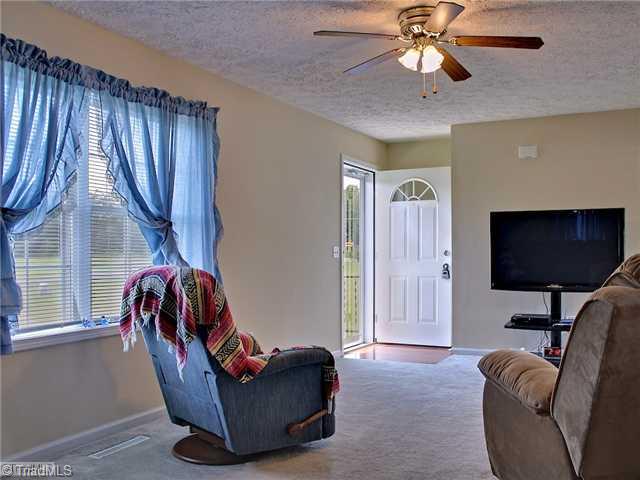 7653 Salem Chapel Road Walnut Cove, NC 27052 - Photo 3 of 16 Den/Family/Great Room.