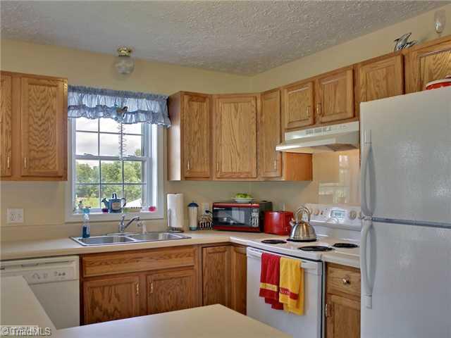 7653 Salem Chapel Road Walnut Cove, NC 27052 - Photo 6 of 16 Kitchen.