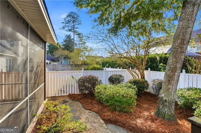 a view of a backyard